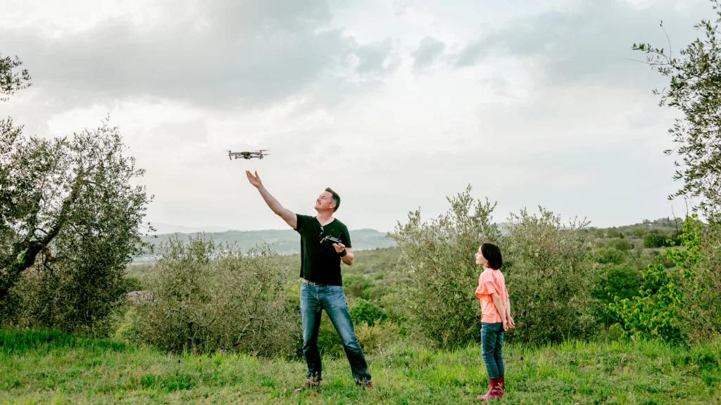 Vater und Tochter lassen zusammen eine Drohne steigen